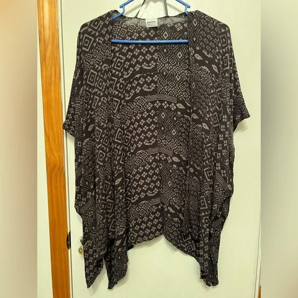 Black and gray and tan/olive print - Picture 1 of 4